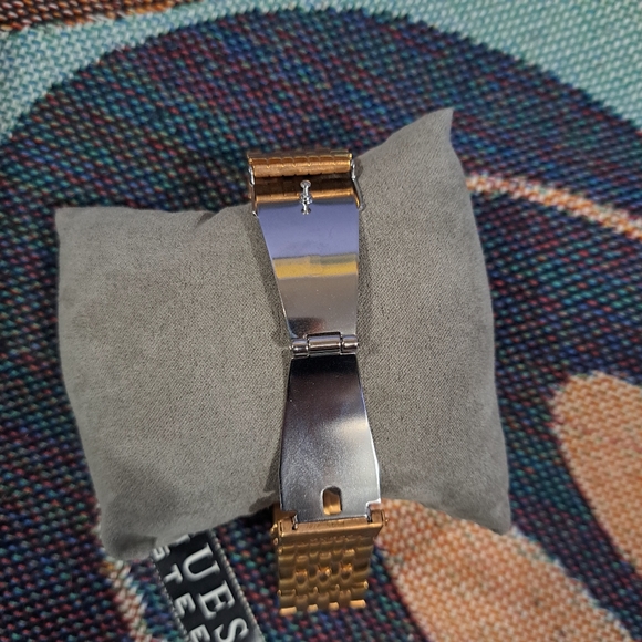 🌈GUESS WATCH IN ROSE ROSE GOLD - Picture 3 of 9